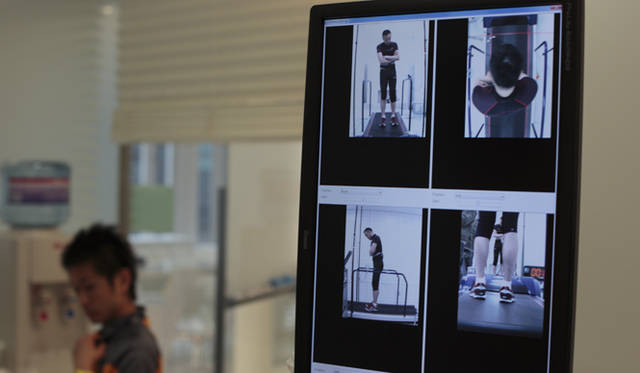 <strong>松浦俊夫｜from TOKYO MOON 7月17日 ON AIR</strong>　ランニングフォーム＆全身持久力測定：いよいよ走ります。胸に電極（心拍数）をつけ、口にゴムマスク（呼気）を装着して前・横・上・後の4方向からビデオ撮影し、フォームをチェックしました。