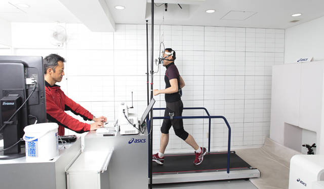 <strong>松浦俊夫｜from TOKYO MOON 7月17日 ON AIR</strong>　ランニングフォーム＆全身持久力測定：持久力測定は私の場合、一番低いペースで時速7.0キロ（1キロ8分34秒ペース）からスタートして、1分ごとに時速0.5キロずつ速度を上げていき、時速14.5キロ（1キロ4分8秒ペース）まで17分間走りました。