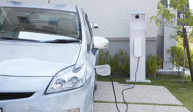 <strong>トヨタ自動車編｜EVと住宅の関係を深化させる実証実験</strong>　停電時などに車両から住宅に電気を供給する、いわゆる「V2H」（Vehicle To House／クルマから住宅へ）の開発も大事な課題。