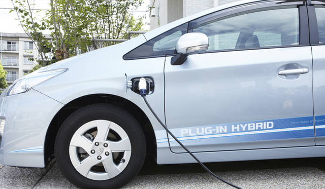 <strong>トヨタ自動車編｜EVと住宅の関係を深化させる実証実験</strong>　停電時などに、クルマから住宅へ電力が供給できるようになる。