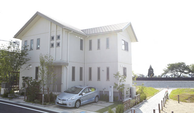 <strong>トヨタ自動車編｜EVと住宅の関係を深化させる実証実験</strong>　ここでの実際の生活から得られたデータをもとに、スマートハウスおよび、スマートハウスを束ねて地域で電力消費を管理するスマートグリッドの研究開発を進める。