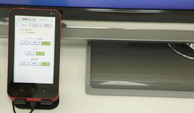 <strong>トヨタ自動車編｜EVと住宅の関係を深化させる実証実験</strong>　スマートフォンやタブレットなどさまざまな端末とも連携し、電力管理がより効率的になる。