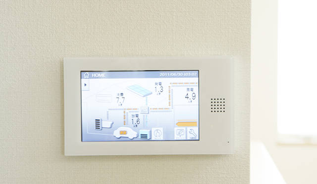 <strong>トヨタ自動車編｜EVと住宅の関係を深化させる実証実験</strong>　リビングなどに、家庭内の電力を一元管理できるHEMSコントローラーを備える。