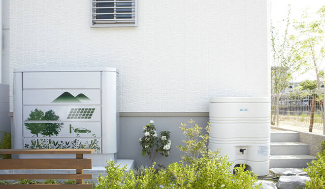 <strong>トヨタ自動車編｜EVと住宅の関係を深化させる実証実験</strong>　蓄電池とエコキュートが備えつけられている。