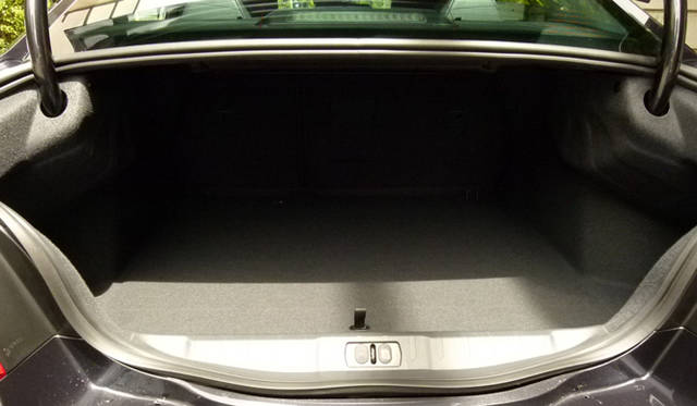 <strong>Peugeot 508｜プジョー 508</strong>　セダンのラゲッジスペースは513リットル。