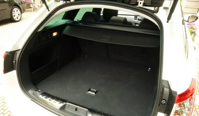 <strong>Peugeot 508｜プジョー 508</strong>　ステーションワゴン（SW）は、通常560リットルで、後席シートを倒すことで1,598リットルまで拡大できる。