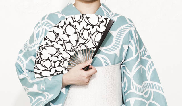 <strong>TAKAHASHI HIROKO</strong>　HIROCOLEDGE for SHISEIDO THE GINZA｜唐草模様を配した伝統染色技法の注染で染められた浴衣と江戸扇子。