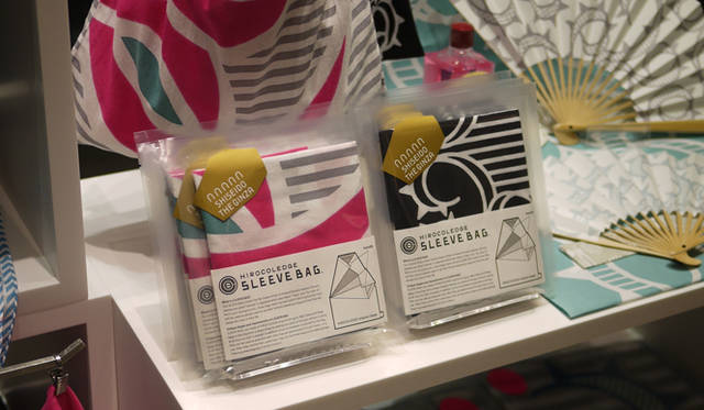 <strong>TAKAHASHI HIROKO</strong>　HIROCOLEDGE for SHISEIDO THE GINZA｜唐草模様の注染手ぬぐいとSLEEVE BAG。