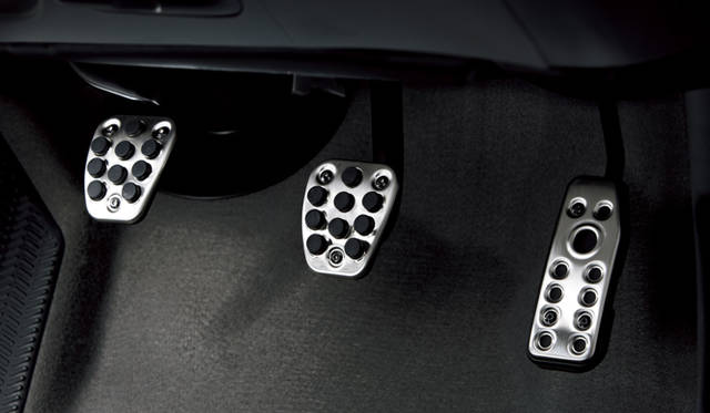 <strong>ホンダ CR-Z アルファ・ブラックレーベル│HONDA CR-Z α・Black label</strong>　メタル素材になったペダル類。