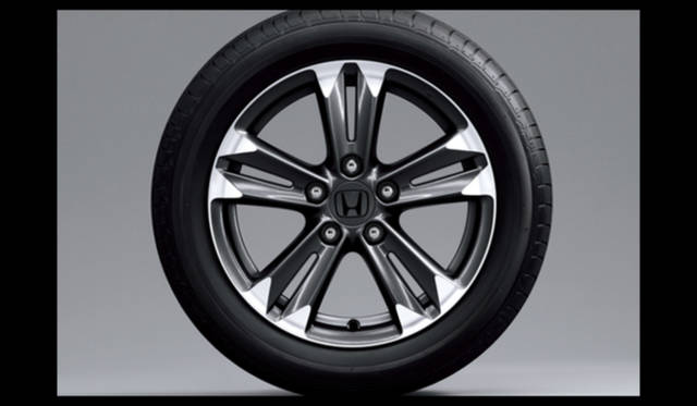 <strong>ホンダ CR-Z アルファ・ブラックレーベル│HONDA CR-Z α・Black label</strong>　ピューターグレー・メタリックで染められた16インチ軽量アルミホイール。