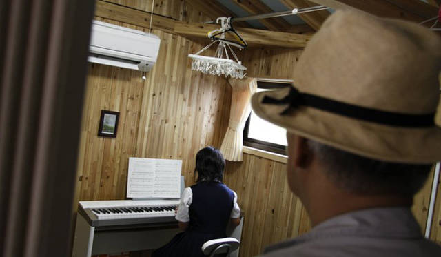 <strong>more trees｜木造仮設住宅を被災地に    坂本龍一氏が被災地を訪問</strong>