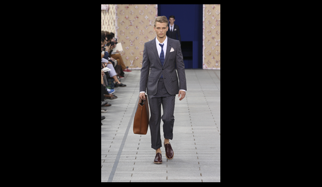 <strong>LOUIS VUITTON｜ルイ・ヴィトン</strong>　キム・ジョーンズによる、メンズ スタジオ＆スタイル・ディレクター就任後初のコレクション。ルイ・ヴィトンのテーマともいえる”旅”と、自身が幼少期を過ごしたアフリカからインスパイアされている。「旅行はルイ・ヴィトンの根幹であり言語でもあり、今日においても創造における中核をなします」とキム・ジョーンズは語っている。  