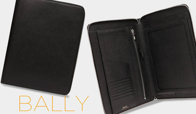 <strong>特集｜ファッションブランドから届いたiPad、タブレットケースを 一挙紹介 ！</strong><br />BALLY｜バリー　8万850円（iPad専用） （バリー・ジャパン　Tel. 03-6215-6609）