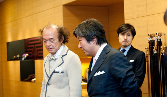 <strong>JOHN LOBB│ジョンロブ</strong>　左から（以下同）、雑誌『エンジン』鈴木正文編集長、ジョンロブ ジャパン代表取締役社長 松田智沖氏、ジョンロブ丸の内店 国本憲俊店長