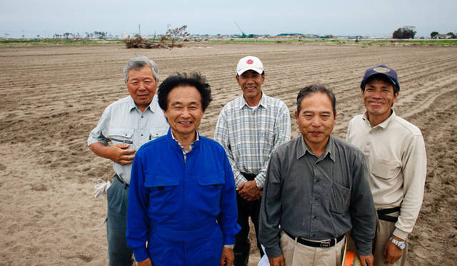 <strong>東北コットンプロジェクト</strong>　荒浜地区生産者：仙台東部地域綿の花生産組合の皆さん