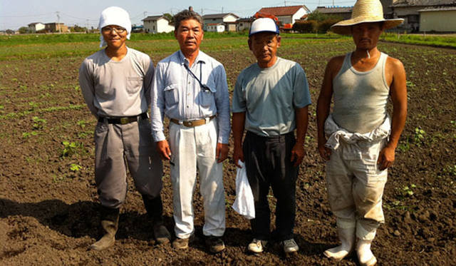 <strong>東北コットンプロジェクト</strong>　名取地区生産者：耕谷アグリサービスの皆さん