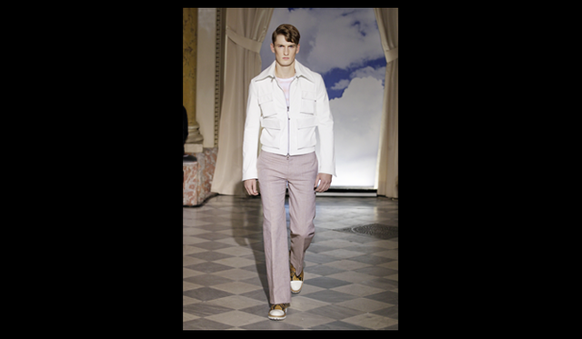 <strong>Viktor & Rolf｜ヴィクター＆ロルフ ムッシュ</strong>　2012年春夏コレクションは、“ピース”と“フリースピリット”のフレッシュなフィーリングに、象徴的なサルトリアルスタイルを融合。クラシカルなスーツや洗練されたテイラードピースは、セパレートとしても機能する。それをくわえることで、デニム、スエード、デリケートなニットやコットンで構成されたイージールックに、洗練さを生み出している。「2012年春夏ムッシュはニューエイジのムードを反映しています。クリエイティブな男性像、セクシーな知性は変わりませんが、ワードローブはフォーマルとインフォーマルとをオーセンティックに組み合わせます。僕たちのムッシュは神秘的でスピリチャルな旅に出かけ、魅惑的なシンボルや穏やかな陰影に魅力を感じます。彼は境界線を探しているけれど、それは彼自身の世界のなかにあるのです」とデザイナーのヴィクター・ホスティンとロルフ・スノーレンは語っている。