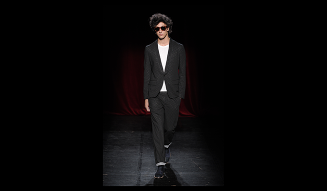 <strong>MAISON MARTIN MARGIELA｜メゾン マルタン マルジェラ</strong>　今シーズンの主要なテーマは、ボリュームと透明性。流れるような柔らかい素材、半透明の薄い素材づかいによって、伝統的なメンズのガーメントがあらたに再解釈される。 たとえば、裏地が透けて見えるさまざな半透明の素材が、重ね着、またはトロンプルイユの効果を演出する。またイブニングジャケットかバイカーブルゾンに変容するなど、“変形”も見所。 ラインにかんしては、ライン‘10’(男性のためのコレクション)、ライン‘14’(男性のためのワードローブ)、レプリカ、ライン‘0’(アーティザナル：手仕事によりフォルムをつくりなおした、女性と男性のためのコレクション)、ライン‘22’(靴のコレクション)、ライン‘11’(アクセサリーコレクション)によって構成されている。