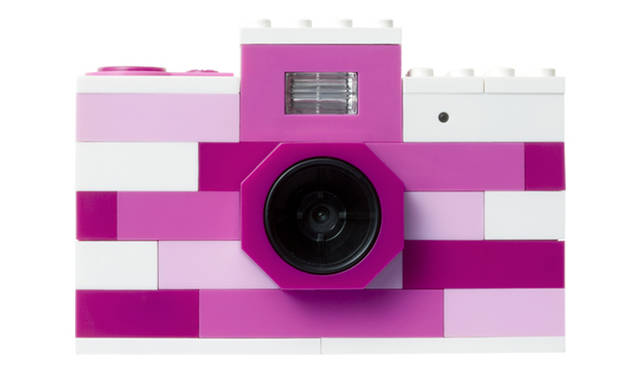 <strong>ART</strong>｜トイカメラなどを集めた展示イベント「マジカルカメラツア with リサ・ラーソン “FANTASTISK!”」開催！<br />レゴカメラ（ピンク）