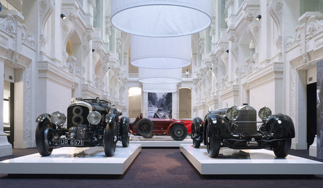<strong>RALPH LAUREN｜ラルフ ローレン 「The Art of the Automobile」</strong>　会場の模様。手前左から、ベントレー ブロワー、メルセデス・ベンツ SSK “コンテ ロッシ”。後方には、アルファ ロメオ 8C-2900MM、フェラーリ 375。