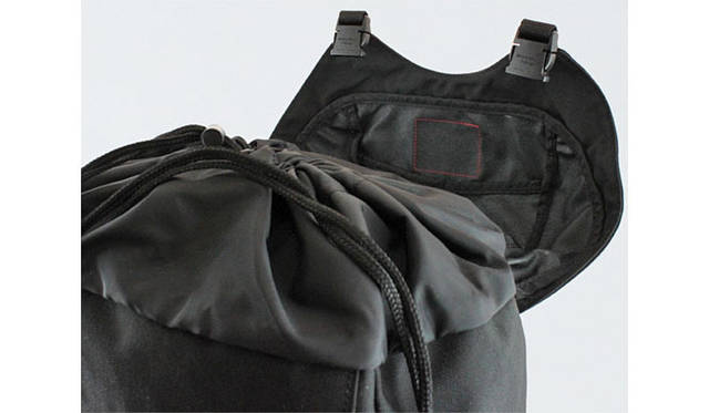 <strong>Manhattan Portage｜マンハッタン ポーテージ</strong>　 「Hiker Backpack（ハイカーバックパック）」　＜2モデル共通機能＞メインコンパートメントは、ダブルバックルとドローコードを採用したセキュリティの高い仕上がり。