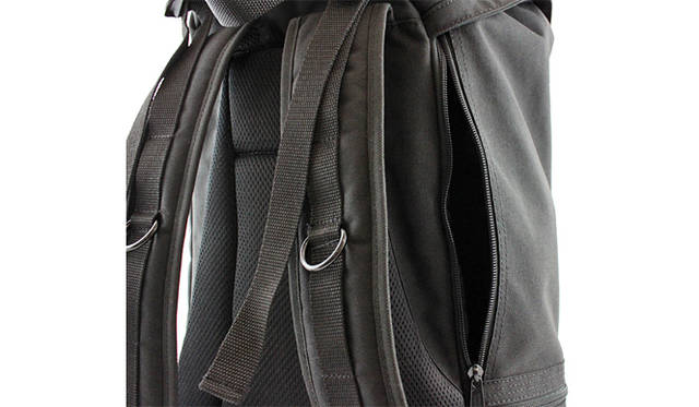 <strong>Manhattan Portage｜マンハッタン ポーテージ</strong>　 「Hiker Backpack（ハイカーバックパック）」　＜2モデル共通機能＞メインコンパートメントを開けずとも、中の荷物が出し入れ可能な、大きなサイドジップを装備。