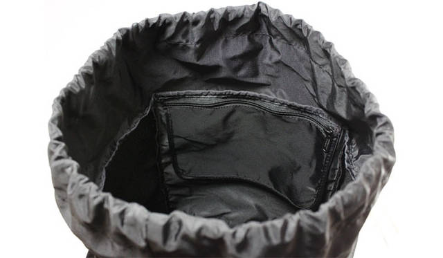 <strong>Manhattan Portage｜マンハッタン ポーテージ</strong>　 「Hiker Backpack（ハイカーバックパック）」　＜2モデル共通機能＞ドローコードの調節で自由な開閉が可能。荷物の増減にも柔軟に対応する。