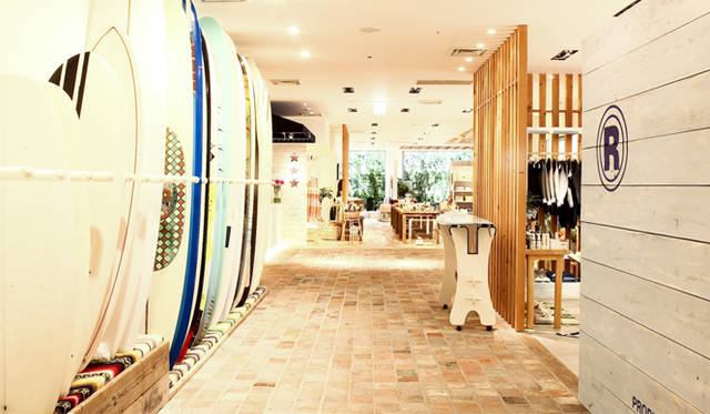 <strong>Ron Herman｜ロンハーマン</strong>　『ロンハーマン千駄ヶ谷店』　サーフボードやウェットスーツなどを揃える「R」