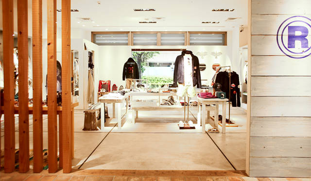 <strong>Ron Herman｜ロンハーマン</strong>　『ロンハーマン千駄ヶ谷店』　サーフボードやウェットスーツなどを揃える「R」
