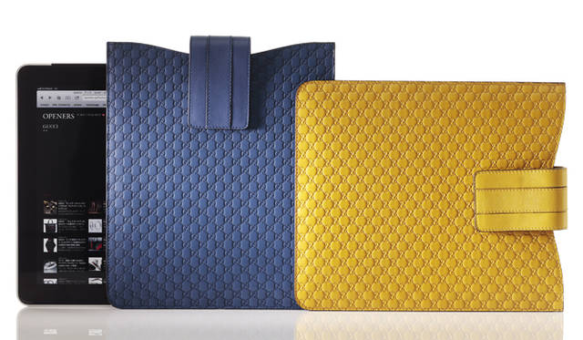 <strong>GUCCI｜グッチ</strong>　iPadケース [W22.5×H26.5cm] 各3万4650円（グッチ／グッチ ジャパン）