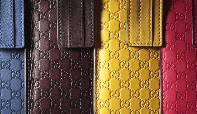 <strong>GUCCI｜グッチ</strong>　エンボス加工によりほどこされたマイクログッチッシマ。