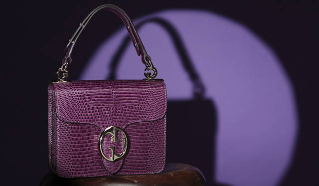 <strong>GUCCI｜グッチ</strong>　シャープさを演出するリザード素材。フロントに配されたGGモチーフのメタルがインパクト大だ。バッグ [W18×H16×D6.5cm] 39万9000円（グッチ／グッチ・ジャパン）