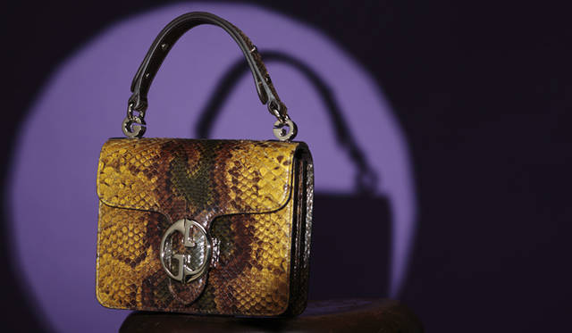 <strong>GUCCI｜グッチ</strong>　ラグジュアリーな表情を湛えるパイソンバッグ。手塗りしているだけに、ブラウンからイエローへの色合いも絶妙。バッグ [W18×H16×D6.5cm] 30万4500円（グッチ／グッチ・ジャパン）