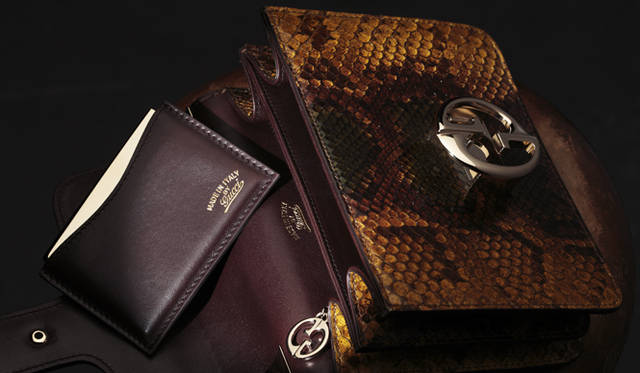 <strong>GUCCI｜グッチ</strong>　バッグの中には、レザーケースに収められたミラーがセットされているのもうれしい。バッグ [W18×H16×D6.5cm] 30万4500円（グッチ／グッチ・ジャパン） 