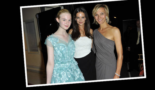 <strong>MaxMara｜マックスマーラ　ウーマン・イン・フィルム ロサンゼルス</strong>　左から／女優のエル・ファニング、ウーマン・イン・フィルム マックスマーラ2011年度「フェイス・オブ・ザ・フューチャー®」賞を受賞したケイティ・ホームズ、マックスマーラのニコラ・マラモッティ。