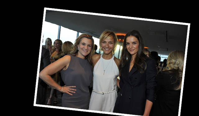 <strong>MaxMara｜マックスマーラ　ウーマン・イン・フィルム ロサンゼルス</strong>　左から／マックスマーラのドレスを着たクリスタ・スミス、ニコラ・マラモッティ、ケイティ・ホームズ。