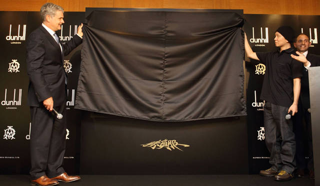 <strong>dunhill｜ダンヒル</strong>　除幕式を迎えたアーティストの天明屋尚さんとクリストファー・コルファー アルフレッド・ダンヒルCEO。 