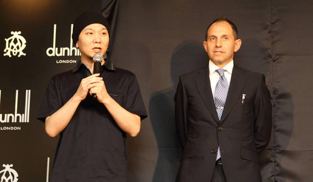 <strong>dunhill｜ダンヒル</strong>　挨拶をする天明屋尚さん。 