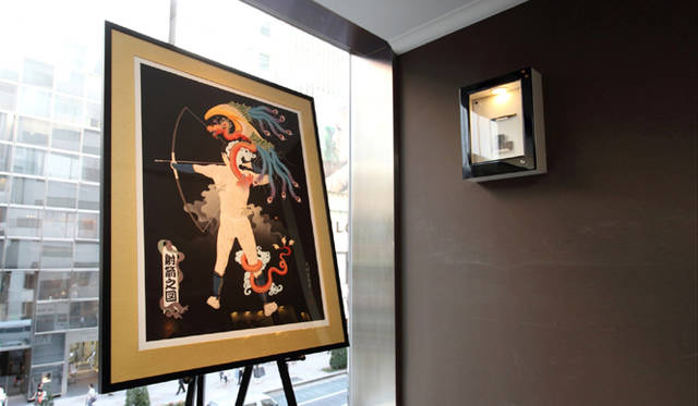 <strong>dunhill｜ダンヒル</strong>　3階のカフェに設置された過去の作品。 