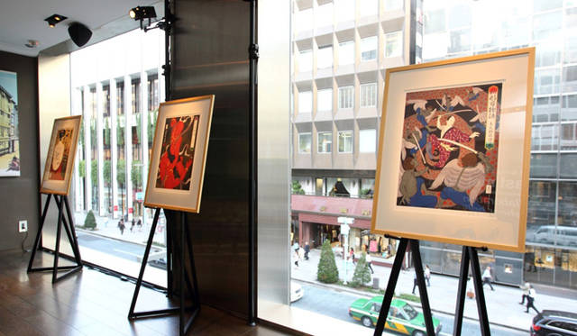 <strong>dunhill｜ダンヒル</strong>　3階のカフェに設置された過去の作品。 