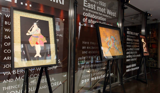 <strong>dunhill｜ダンヒル</strong>　3階のカフェに設置された過去の作品。 