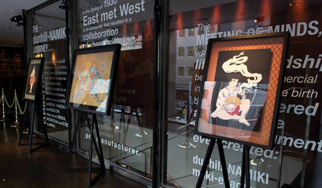 <strong>dunhill｜ダンヒル</strong>　3階のカフェに設置された過去の作品。 