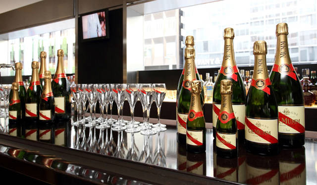 <strong>dunhill｜ダンヒル</strong>　来客にはシャンパンや、手鞠寿司、和フィンガーなどが振る舞われた。 