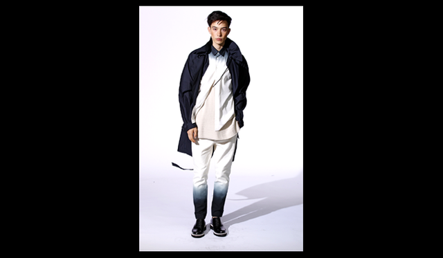 <strong>3.1 Phillip Lim｜スリーワン フィリップ リム</strong>　2012年春夏は、1970年代のカルフォルニアのスケーターカルチャーに、モダンなテーラーリングを与えている。若さとパワーに溢れた純朴なコレクションは品が良く、基礎のしっかりしたウェアが揃っている。ファブリックの加工によりビジュアルの軽快さを与え、シルエットは風でうねっているかのように表現している。ファブリックはチンツシルク、ダメージニット、ピンタックシルクやアシッドウォッシュドデニムなど。カラーパレットは、リモナータ(レモネード)、チョーク、アラバスター、アンティークホワイト、コバルト、シエンナ。シルエットはオーバーサイズながら、リラックスかつエレガントな雰囲気が漂う。