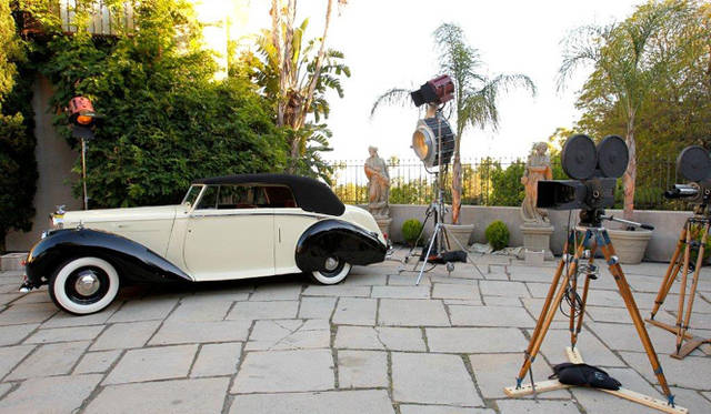 <strong>MIU MIU｜ミュウミュウ</strong>　ショートフィルム第2弾『MUTA』ロサンゼルスにてプレミア開催<br />中庭へ足を踏み入れると、1940年代の名車が運転手とともにゲストを待ち構える。