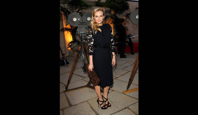 <strong>MIU MIU｜ミュウミュウ</strong>　ショートフィルム第2弾『MUTA』ロサンゼルスにてプレミア開催<br />シルククレープを使い背中が大きく開いたミュウミュウのブラックドレスで登場したのは、ダイアン･クルーガー。ウエストをマークするグログランのリボンと、袖を飾るゴールドとホワイトの刺繍がアクセント。