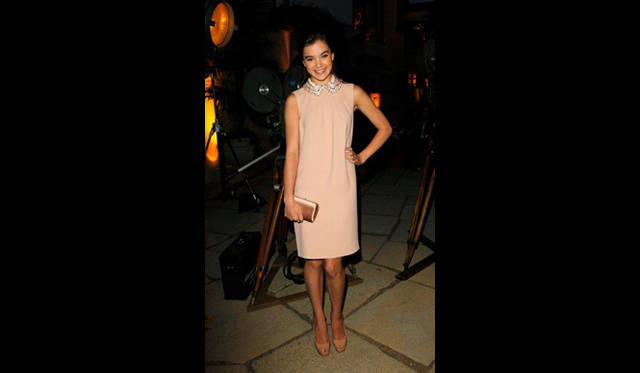 <strong>MIU MIU｜ミュウミュウ</strong>　ショートフィルム第2弾『MUTA』ロサンゼルスにてプレミア開催<br />ペールピンクのキャンディカラーがキュートなミュウミュウのシルクドレスを選んだのはヘイリー･スタインフェルド。襟にほどこされたパールとクリスタルの刺繍がロマンティック！