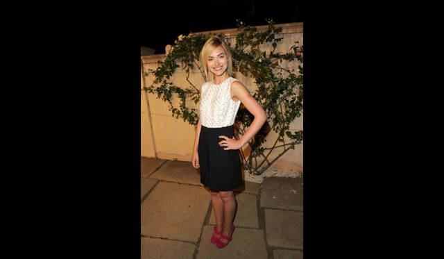 <strong>MIU MIU｜ミュウミュウ</strong>　ショートフィルム第2弾『MUTA』ロサンゼルスにてプレミア開催<br />トップに小花模様を刺繍した、ブラックとホワイトのミュウミュウのノースリーブドレスであらわれたのはイモジェン･プーツ。