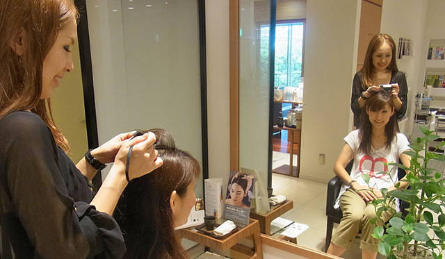 <strong>SAKURA｜第15回 最近のビューティライフ</strong>　品川インターシティにあるアヴェダのコンセプトサロン『B_dash AVEDA』。カウンセリング後にアシスタントの浜田さんが、頭皮の様子をデジカメで撮影！