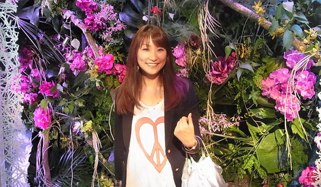 <strong>SAKURA｜第15回 最近のビューティライフ</strong>　蘭の花のディスプレイの前にて